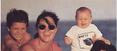 Chino Darín and his sister Clara's childhood picture with his parents at a beach